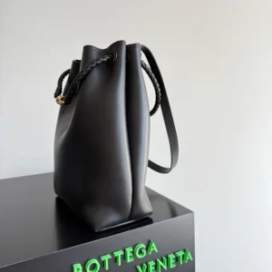 Bottega Veneta Women Andiamo Bucket in Silky Calf Leather-Black 844169V