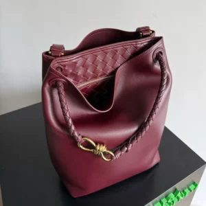 Bottega Veneta Women Andiamo Bucket in Silky Calf Leather-Maroon 844169V