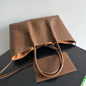 Bottega Veneta Women Pinacoteca in Intrecciato Silky Calf Leather 817166V