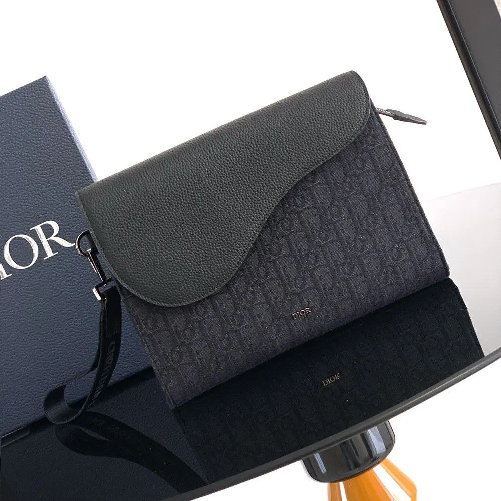 Dior Men Saddle A5 Triangle Pouch Black Dior Oblique Jacquard and Black Grained Calfskin 2 Dior Men Saddle A5 Triangle Pouch Beige and Black Dior Oblique Jacquard with Black Grained Calfskin