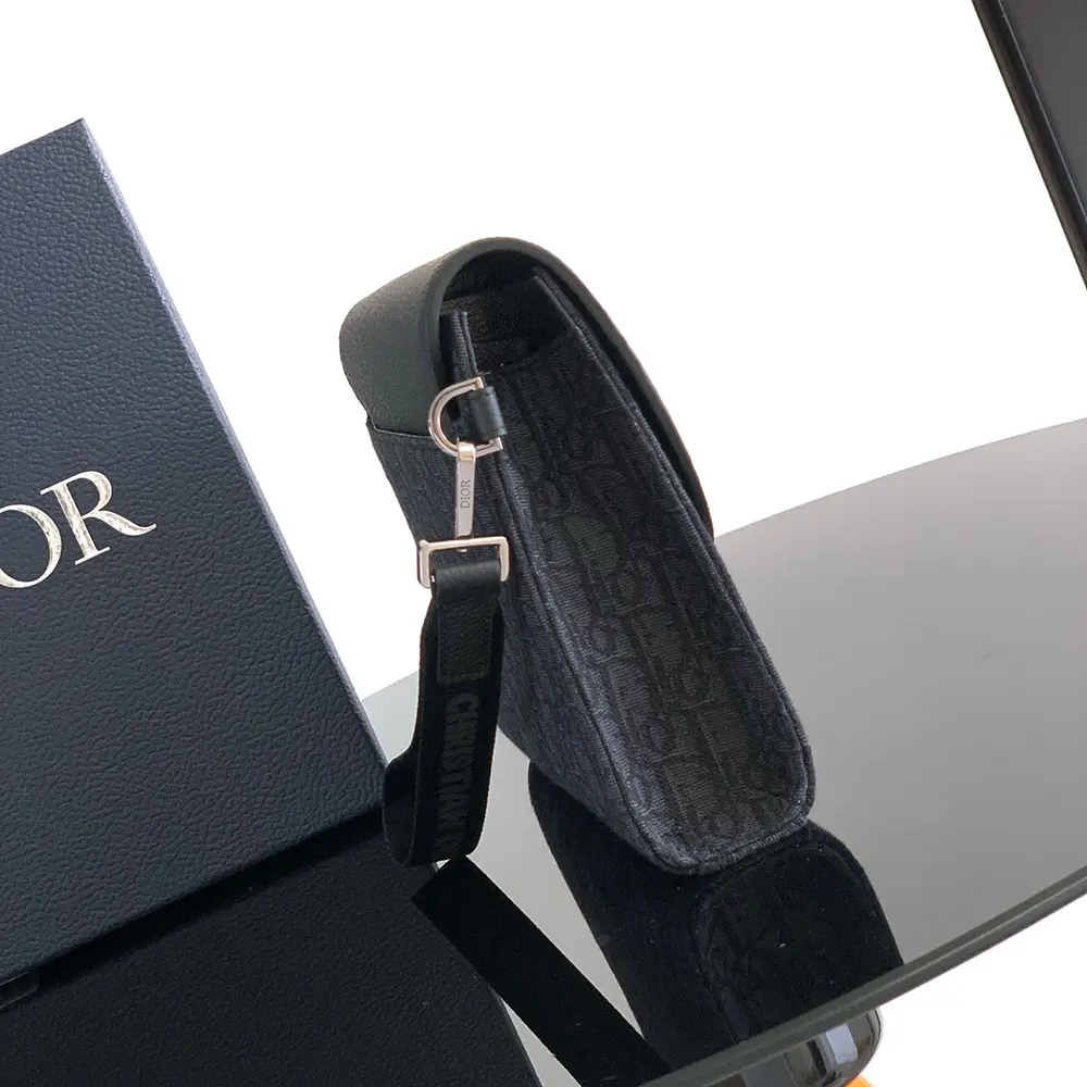 Dior Men Saddle A5 Triangle Pouch Black Dior Oblique Jacquard and Black Grained Calfskin 5 Dior Men Saddle A5 Triangle Pouch Beige and Black Dior Oblique Jacquard with Black Grained Calfskin