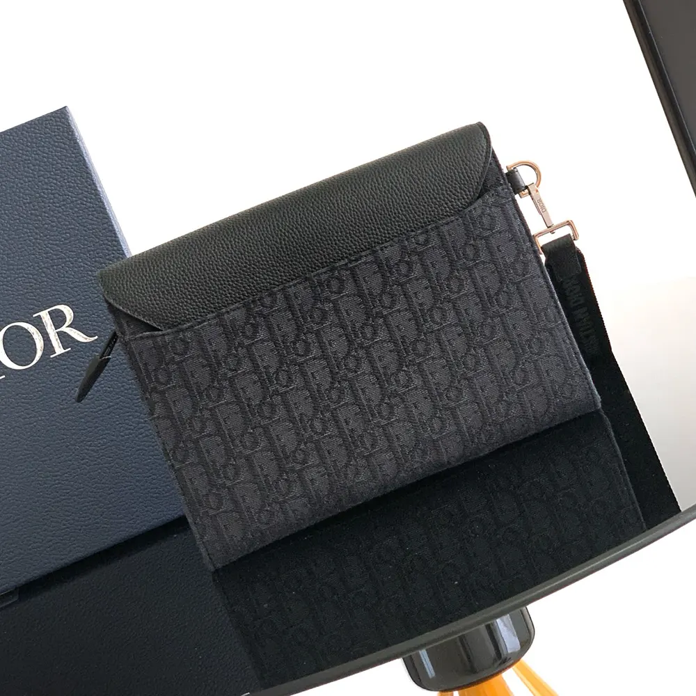 Dior Men Saddle A5 Triangle Pouch Black Dior Oblique Jacquard and Black Grained Calfskin 3 Dior Men Saddle A5 Triangle Pouch Beige and Black Dior Oblique Jacquard with Black Grained Calfskin