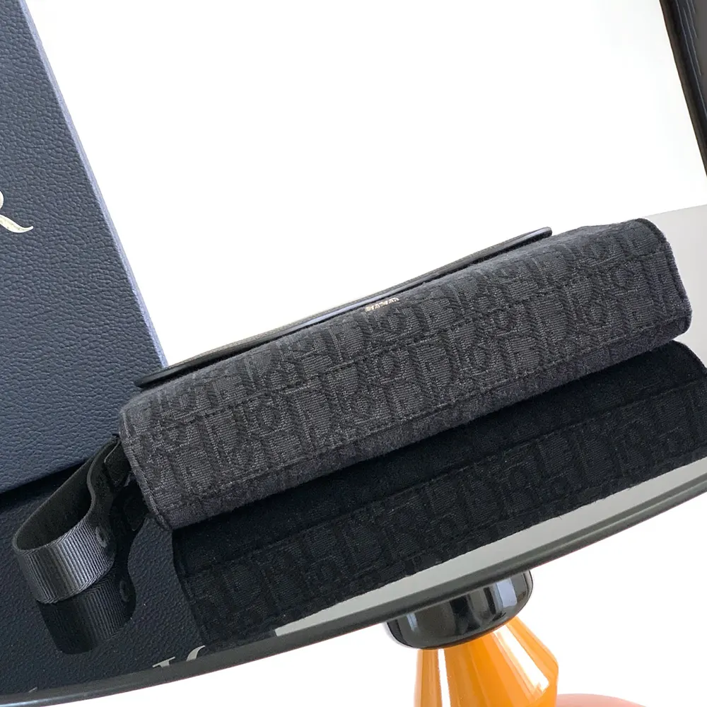Dior Men Saddle A5 Triangle Pouch Black Dior Oblique Jacquard and Black Grained Calfskin 6 Dior Men Saddle A5 Triangle Pouch Beige and Black Dior Oblique Jacquard with Black Grained Calfskin