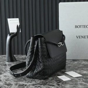 Bottega Veneta Unisex Medium Andiamo Messenger-Black 807715V