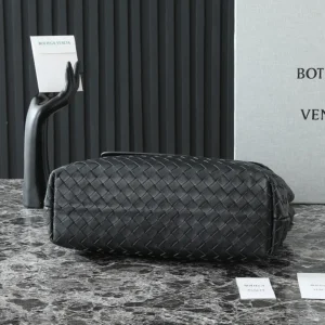 Bottega Veneta Unisex Medium Andiamo Messenger-Black 807715V