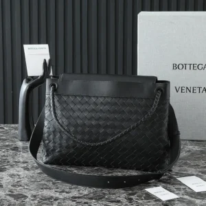 Bottega Veneta Unisex Medium Andiamo Messenger-Black 807715V