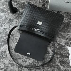 Bottega Veneta Unisex Medium Andiamo Messenger-Black 807715V