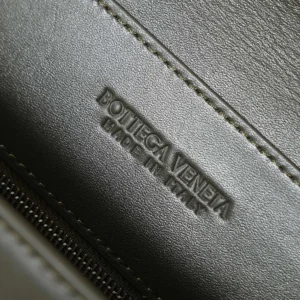 Bottega Veneta Unisex Small Andiamo Messenger-Dark Green 815781V