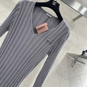 Miu Miu Women Wool And Cashmere V-Neck Sweater MML02P17JA
