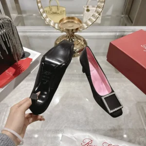 Roger Vivier Women Trompette Pumps in Satin-Black RVW40044010