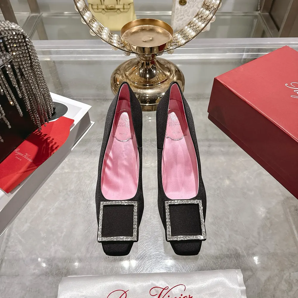 Roger Vivier Women Trompette Pumps in Satin-Black RVW40044010