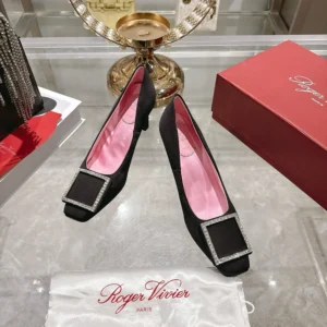 Roger Vivier Women Trompette Pumps in Satin-Black RVW40044010