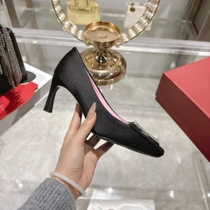 Roger Vivier Women Trompette Pumps in Satin-Black RVW40044010