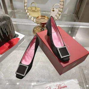 Roger Vivier Women Trompette Pumps in Satin-Black RVW40044010