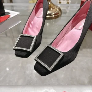 Roger Vivier Women Trompette Pumps in Satin-Black RVW40044010