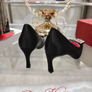 Roger Vivier Women Trompette Pumps in Satin-Black RVW40044010