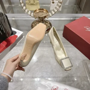 Roger Vivier Women Trompette Pumps in Satin-White RVW40044010