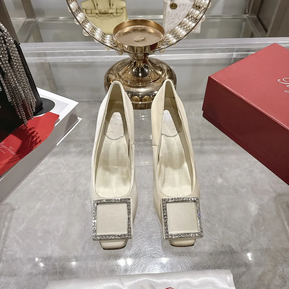 Roger Vivier Women Trompette Pumps in Satin-White RVW40044010