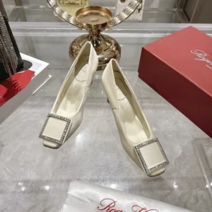 Roger Vivier Women Trompette Pumps in Satin-White RVW40044010