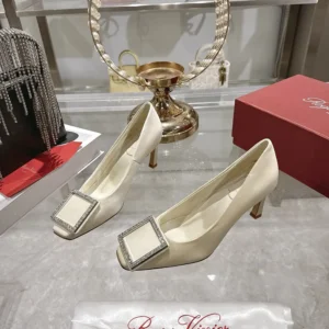 Roger Vivier Women Trompette Pumps in Satin-White RVW40044010