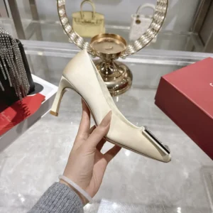 Roger Vivier Women Trompette Pumps in Satin-White RVW40044010