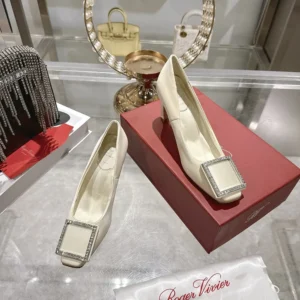 Roger Vivier Women Trompette Pumps in Satin-White RVW40044010