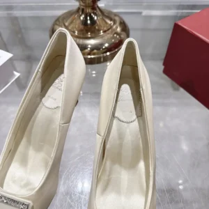 Roger Vivier Women Trompette Pumps in Satin-White RVW40044010