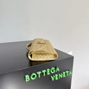 Bottega Veneta Women Andiamo Clutch-Gold 741511V5XF18472