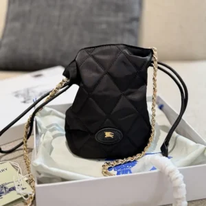 Burberry Women Horseshoe Chain Pouch-Black 81184491