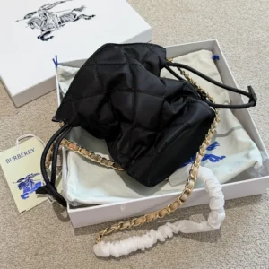 Burberry Women Horseshoe Chain Pouch-Black 81184491