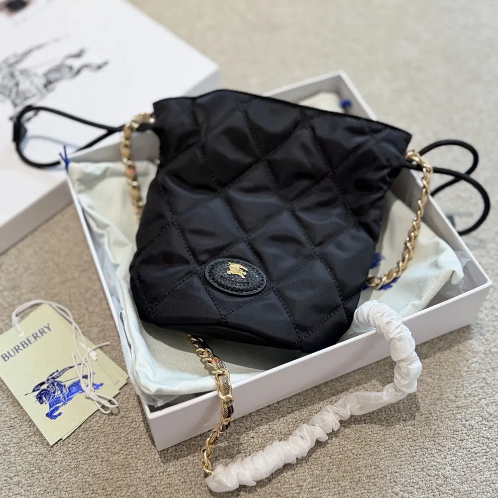 Burberry Women Horseshoe Chain Pouch-Black 81184491