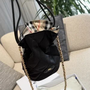 Burberry Women Horseshoe Chain Pouch-Black 81184491