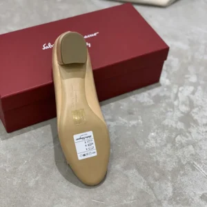 Salvatore Ferragamo Women Vara Pump 3cm Heel-Sandy