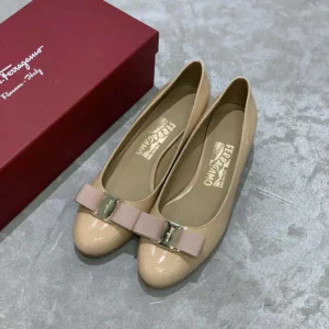 Salvatore Ferragamo Women Vara Pump 3cm Heel-Sandy
