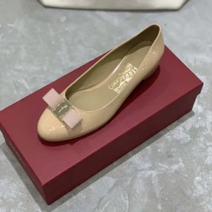 Salvatore Ferragamo Women Vara Pump 3cm Heel-Sandy