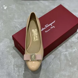 Salvatore Ferragamo Women Vara Pump 3cm Heel-Sandy