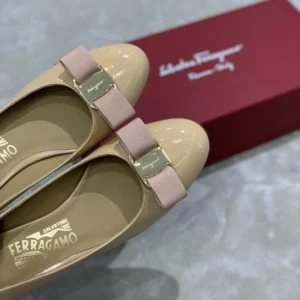 Salvatore Ferragamo Women Vara Pump 3cm Heel-Sandy