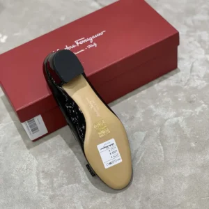 Salvatore Ferragamo Women Vara Pump-Black 01B221591963