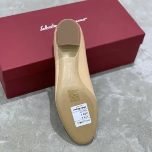 Salvatore Ferragamo Women Vara Pump-Sandy 01B221753641