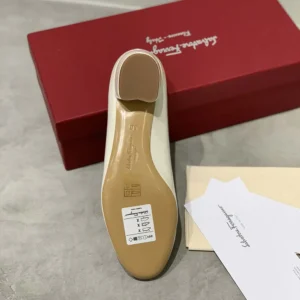 Salvatore Ferragamo Women Vara Pump-White 01B221723350
