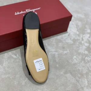 Salvatore Ferragamo Women Varina Ballet Flat-Black 01A181574556