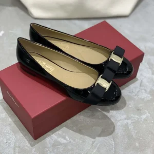 Salvatore Ferragamo Women Varina Ballet Flat-Black 01A181574556