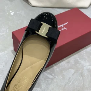 Salvatore Ferragamo Women Varina Ballet Flat-Black 01A181574556