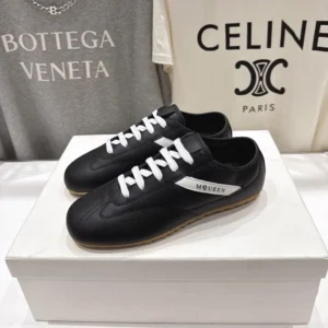 Alexander Mcqueen Unisex Boxe Sneaker in Black 866897WI