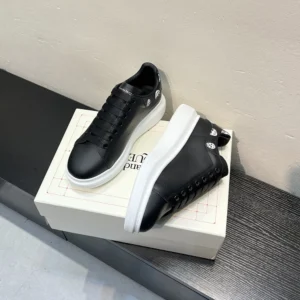 Alexander Mcqueen Unisex Oversized Sneaker in Black/White 553680WI