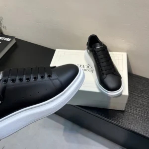 Alexander Mcqueen Unisex Oversized Sneaker in Black/White 553680WI