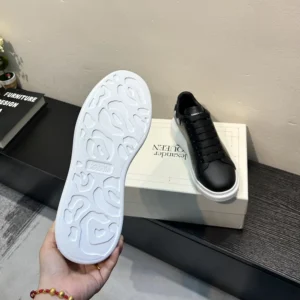 Alexander Mcqueen Unisex Oversized Sneaker in Black/White 553680WI