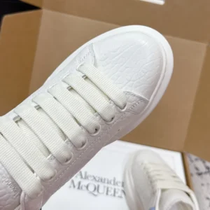 Alexander Mcqueen Unisex Oversized Sneaker in Off White/Light Blue 808173WH