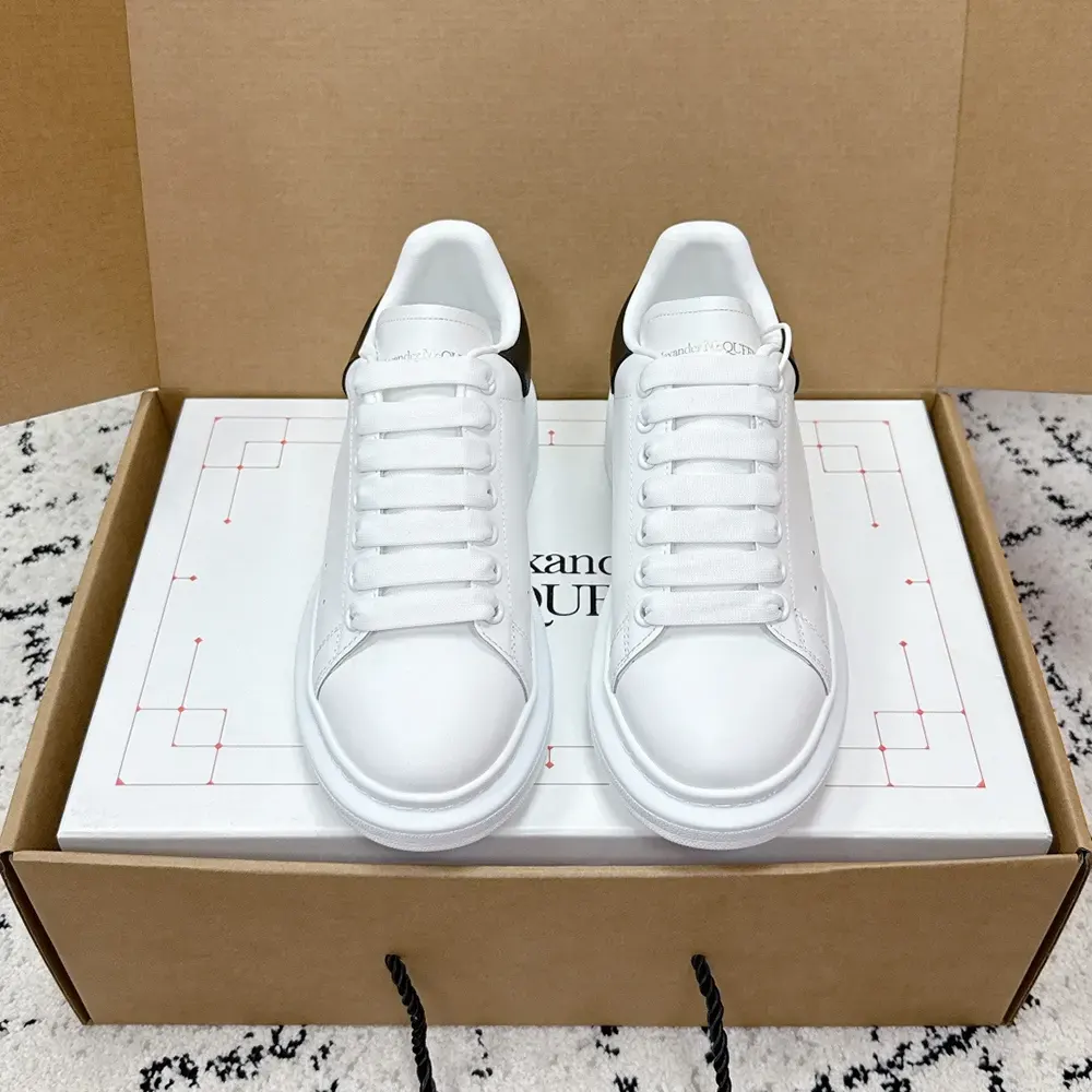 Alexander Mcqueen Unisex Oversized Sneaker in WhiteBlack 553770WIA