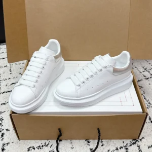 Alexander Mcqueen Unisex Oversized Sneaker in White/Silver 553770WI